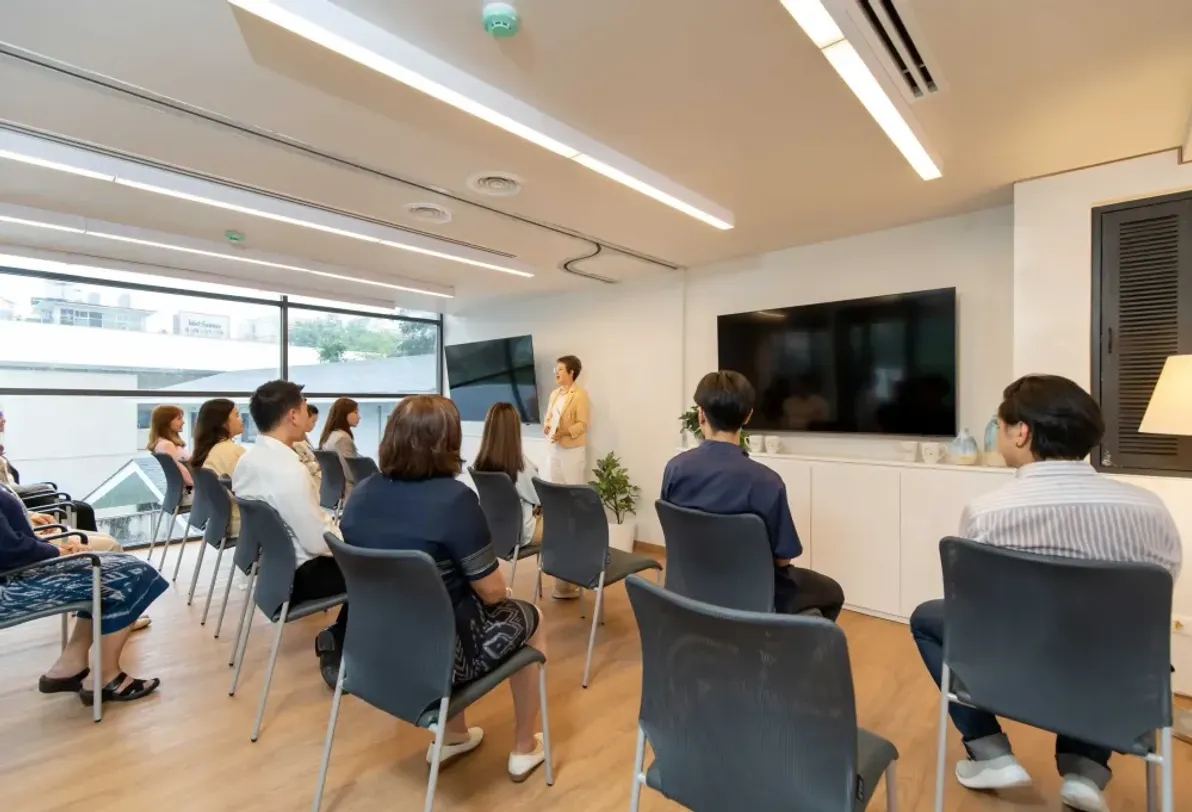 Seminar meeting room for rent in bangkok Fully furnished 4-seat private serviced office for rent at WorkStories Sukhumvit